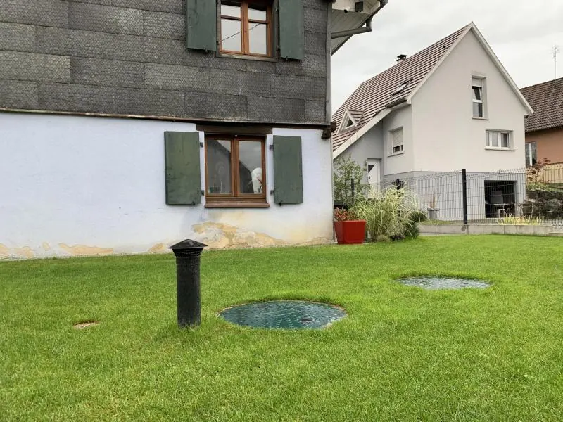 Installation terminée d'un filtre compact ClearFox® 6EH - regards et évent intégrés sur pelouse
